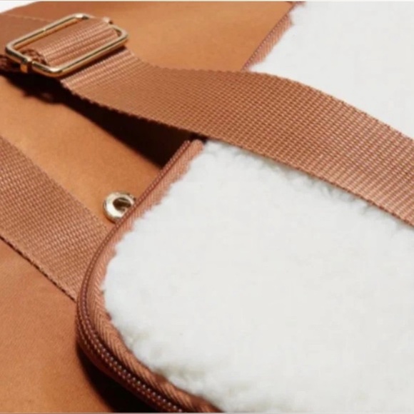 NWT DSW Travel Fall/Winter Weekender Duffle Bag with Removable Faux Sherpa Pouch - Picture 5 of 11